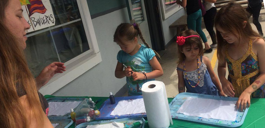 Using art to teach children in Santa Cruz.